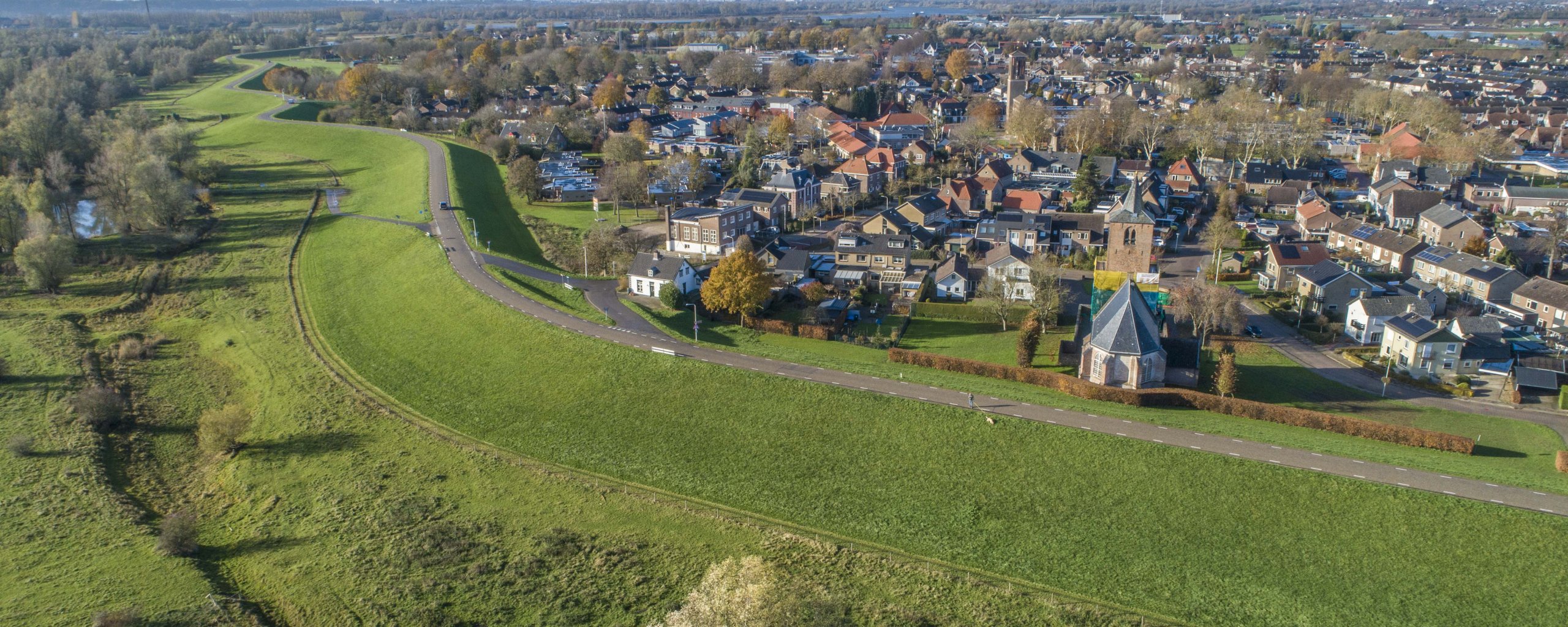 Deel van dijk en dorp bij Elden-Heteren