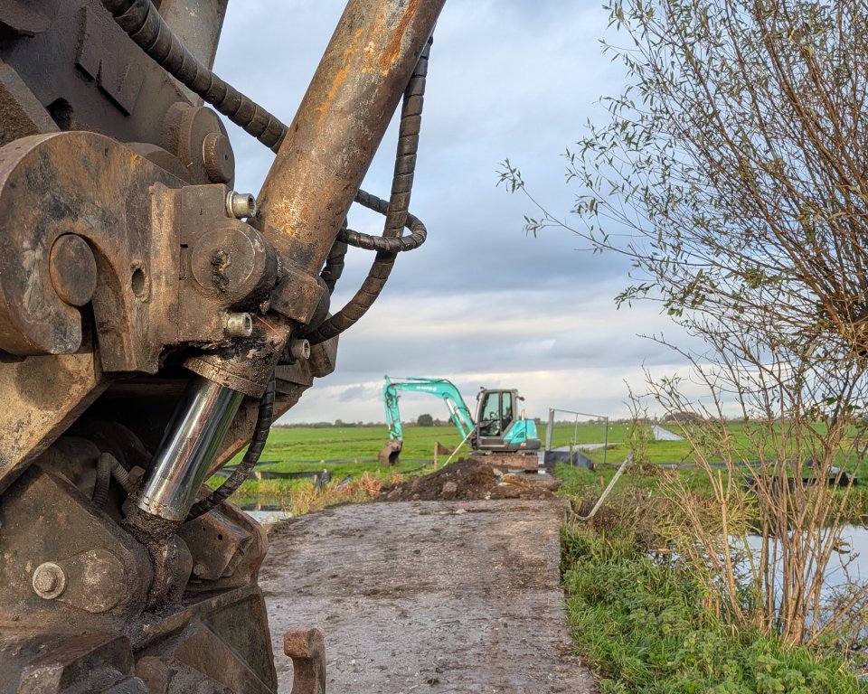 Machines die in polder aan het graven zijn